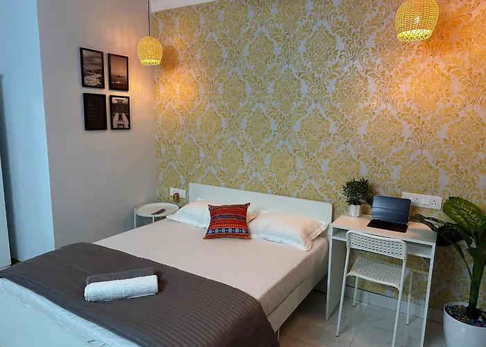 Oxford: Private Studio In Koregaon Park. Lakeview