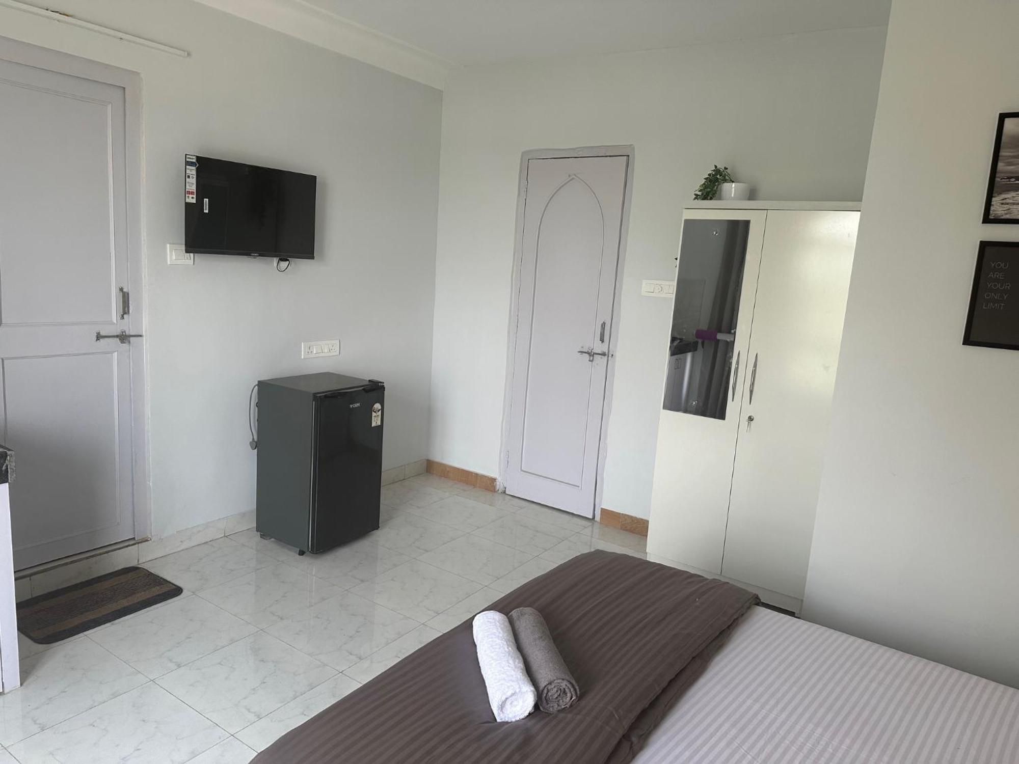 Oxford: Private In Koregaon Park. Lakeview