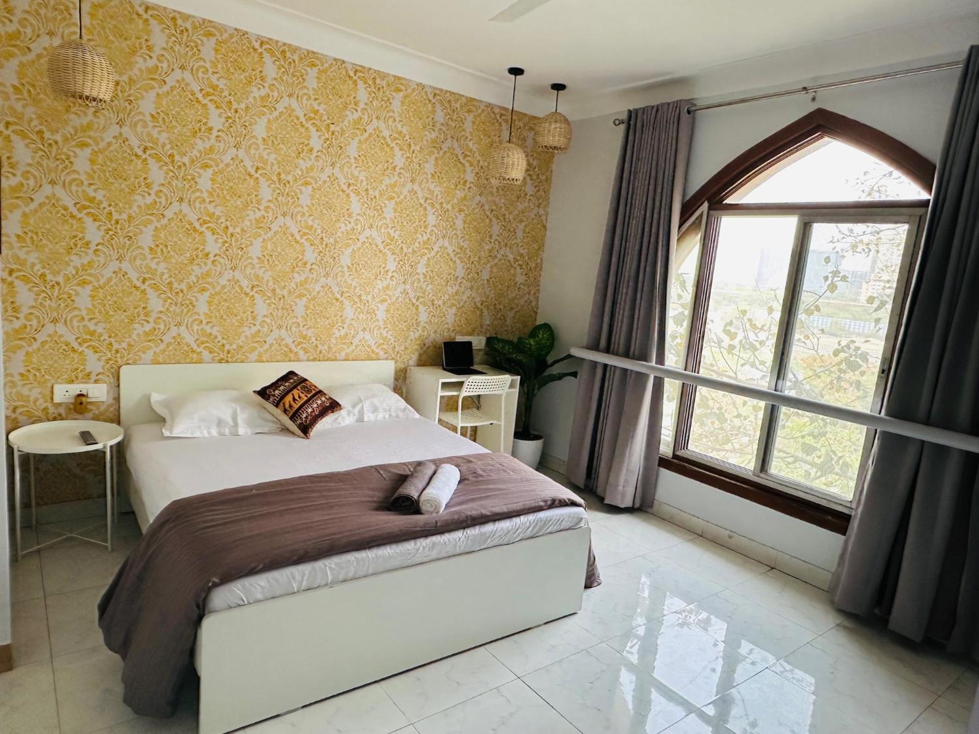 Oxford: Private In Koregaon Park. Lakeview