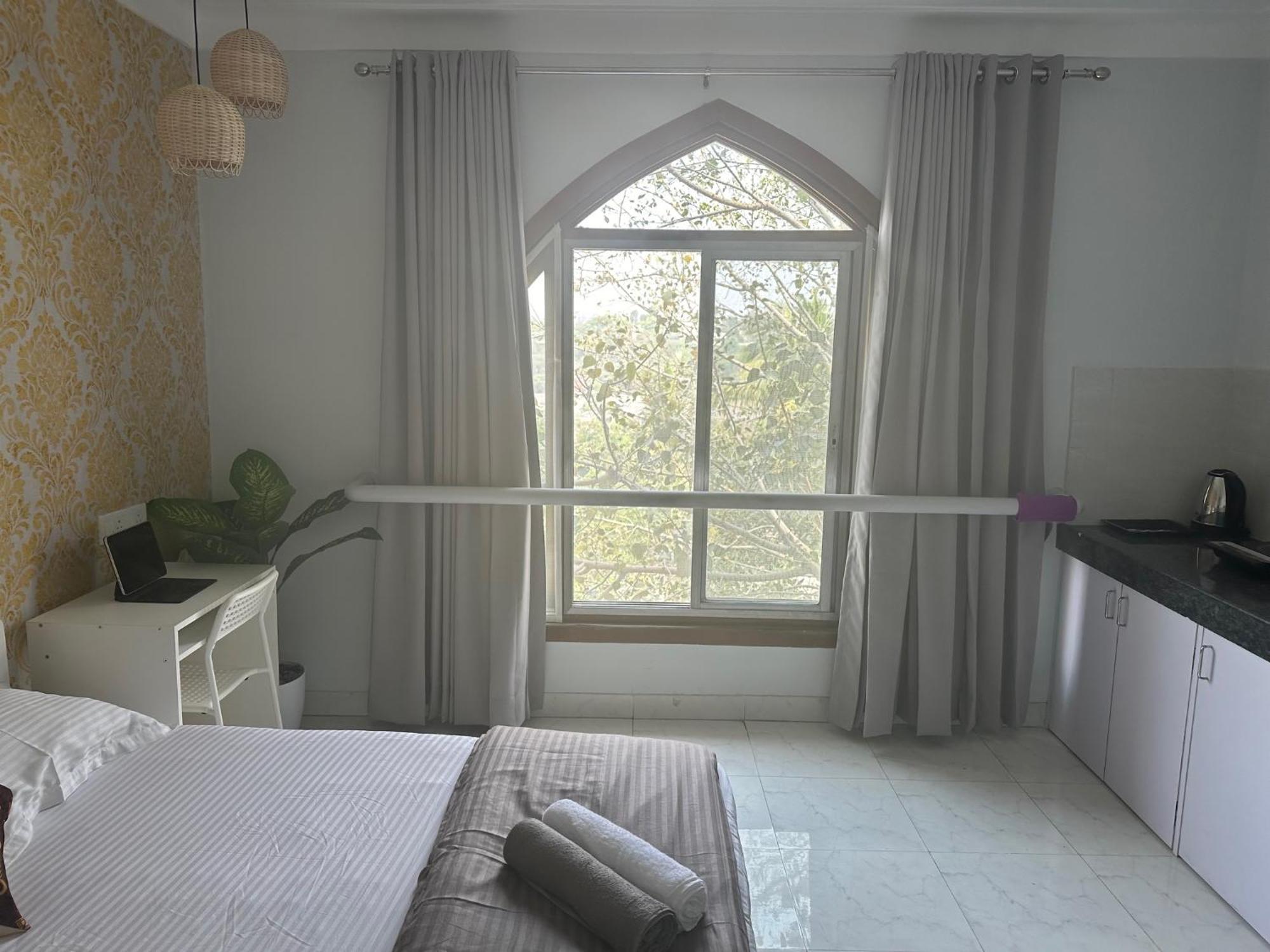 Oxford: Private In Koregaon Park. Lakeview Pune