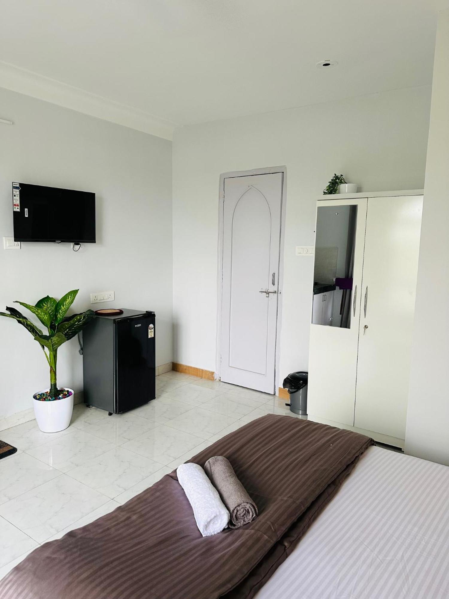 Oxford: Private In Koregaon Park. Lakeview Apartment
